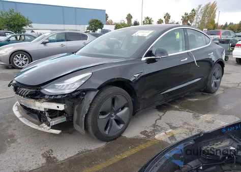 2018 Tesla Model 3 Long Range/Mid Range z USA, uszkodzony, nr VIN 5YJ3E1EA5JF028014